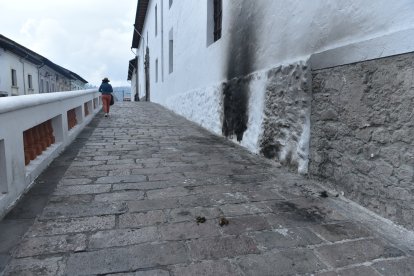 Las paredes ya han sido afectadas en días anteriores. Además, en el corredor hay heces fecales.