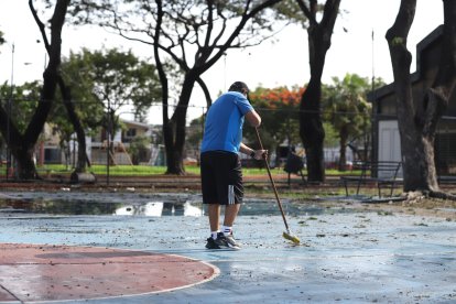 Los ‘profes’ de básquet  tienen que barrer el agua estancada antes de cada clase.