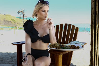 El traje de baño de color negro. Nunca pasa de moda. Tiene muchas cualidades, es elegante y sexy a la vez; estiliza la figura, combina con cualquier otro tono.