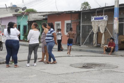 Familiares y vecinos de la fallecida esperaban que el cuerpo sea retirado de la morgue para poder velarlo.