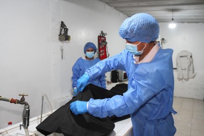 El fallecido es depositado sobre una ‘cama’ blanca de cemento.
