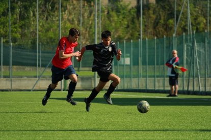 Alessandro Reyes Espinoza tiene 16 años y juega en el Lesmo de la serie C.
