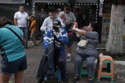 En el norte de Quito, adultos se contagiaron del espíritu carnavalero y jugaron con espuma.