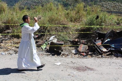 En el sitio donde se produjo el accidente del bus con 66 migrantes, aún con un montón de restos de la tragedia, se realizó una misa por los heridos y los fallecidos.