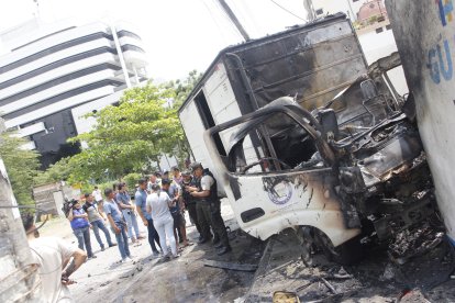 El transporte quedó muy averiado en la parte frontal. Los moradores de la zona estaban asustados, pues dijeron que hubo un remezón.