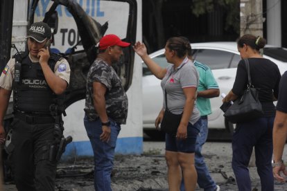 Familiares del desaparecido acudieron al sitio en donde quedó el camión incendiado.