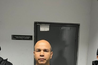 Cuando fue detenido y esposado.