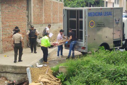 Los agentes de la Dinased llegaron hasta el barrio Simón Bolívar, en Manta, para levantar el cuerpo de un baleado.