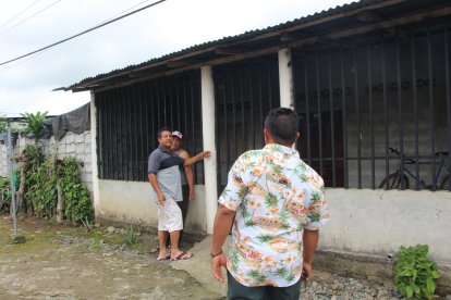 Félix (de bermuda) tuvo que trepar una pared de la casa de su ñaña, pues nadie lo atendía.