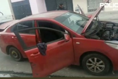 El auto rojo fue recuperado en la Isla Trinitaria en la noche del sábado 18 de febrero. Este sería parte de las evidencias del  delito.
