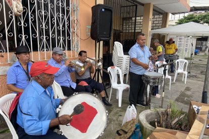 La banda de pueblo Niño Divino puso la buena música.