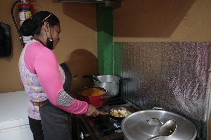 La manabita Barbarita Salazar es la encargada de darle el toque costeño.