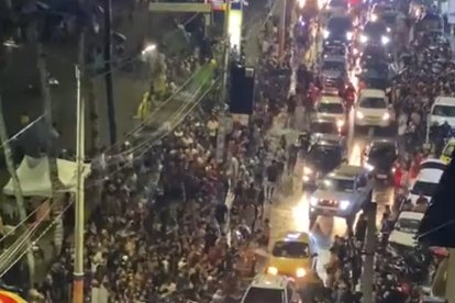 La ‘avalancha’ de gente se tomó el malecón para festejar con ‘pasión’. 2. Un vehículo de marca Jeep quedó ‘varado’ en la inundación.