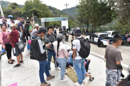 Decenas de personas se quedaron afuera del balneario.