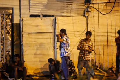 En las noches, la vereda se transforma en sitio de reunión de más de 20 consumidores de drogas.