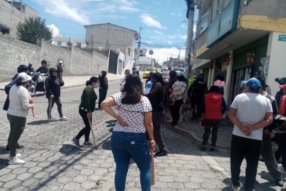 Mujeres y hombres se armaron con palos para buscar a los ladrones.