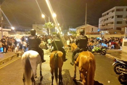 La policía a caballo salió a controlar a los revoltosos la madrugada del lunes 20 de febrero de 2023.