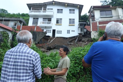 En la ciudadela Paraíso una casa comenzó a caerse en pedazos.