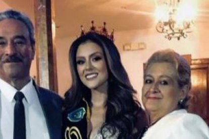 Junto a sus abuelos, quienes le han dado todo.