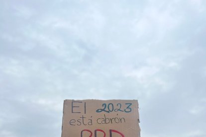 Juan Francisco Luzón salió con su cartel a 'protestar'.