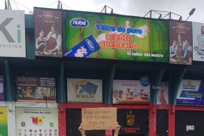 Angie Sánchez, desde Cuenca, levanta su cartel para pedir el concierto.