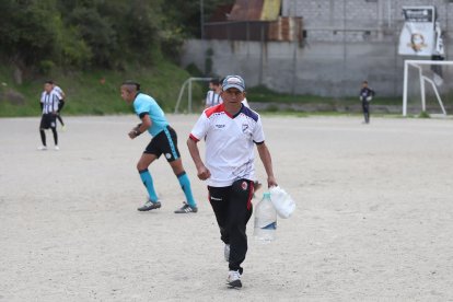 Luis Cruz, con su agua y ‘fórmula mágica’, se da formas para poder llegar al auxilio de los deportistas.
