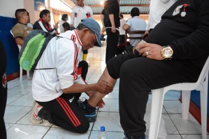 Los masajes que brinda el ‘mil equipos’ alivian las dolencias de los futbolistas amateur.
