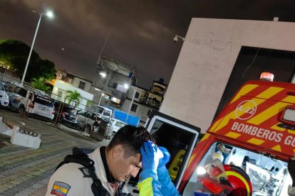 Uno de los policías  atacados en el noroeste de la urbe recibió golpes en la cabeza.