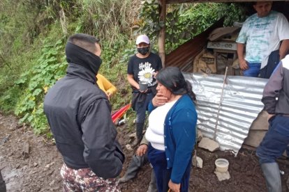 Funcionarios hicieron una inspección en la zona del desastre.