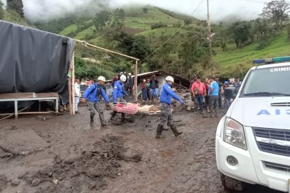 Las madres e hijas quedaron aplastadas por el material que se deslizó.