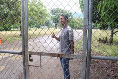 Junior Cabezas es el encargado de la puerta principal del complejo de Rocafuerte. Fue futbolista amateur, pero ahora trabaja en esa zona para el club.