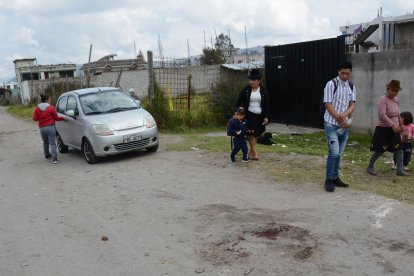 Los moradores esquivan el lugar donde quedó la sangre de la víctima.
