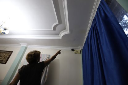 Elvia tuvo que reparar su techo luego de la caída de una gran rama sobre su hogar, la madrugada del lunes 13.