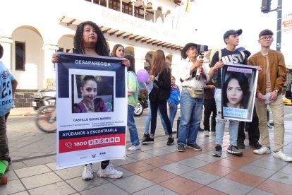 Familiares y amigos hicieron plantones para que autoridades extremen esfuerzos para ubicarla.