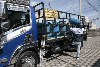 Pese a su discapacidad, el vendedor se las ingenia para cargar los cilindros.