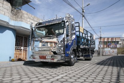 El camión que compró está tuneado y tiene el aspecto de Optimus Prime.