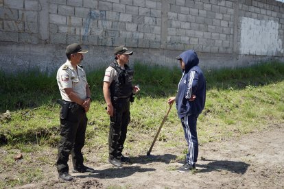 La policía realiza acciones junto a los moradores para erradicar la delincuencia.