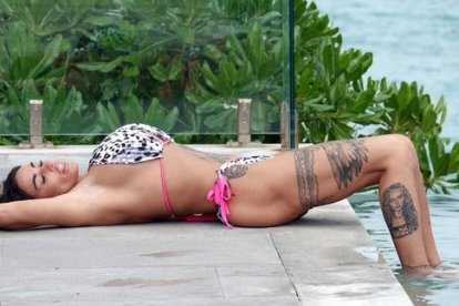 La influencer se colocó implantes de 2.120 centímetros cúbicos (unos 2 litros) y este fin de semana lució sus senos en Tailandia.