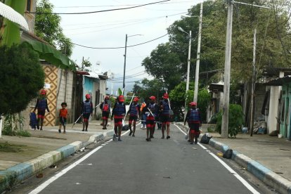 Al finalizar las prácticas, los menores se encargan de guardar los equipos.