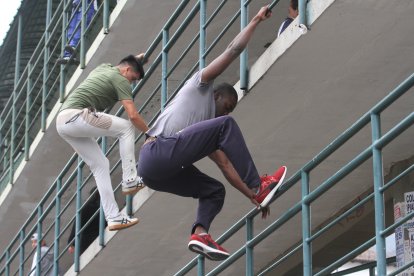 Los deportistas suben y bajan estructuras en cuestión de segundos.