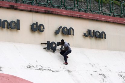 El temerario deportista se trepa hasta por los letreros urbanos.