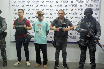 El presunto agresor junto a las autoridades.