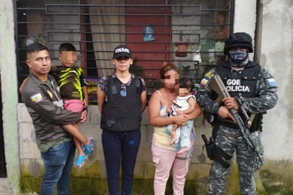 Momento posterior a la liberación de los pequeños, quienes fueron entregados en manos de su progenitora.