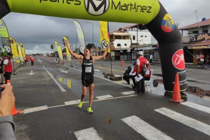 La celebración del marchista tras cruzar la meta y conseguir la  marca de clasificación a la cita olímpica.