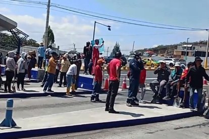 El domingo se realizó un plantón en el peaje. Se paralizó el tráfico vehicular.