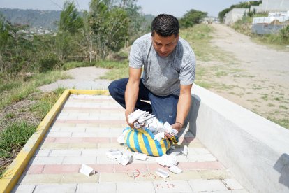 Leonardo  Napa enseñó los tickets de pago de un año.