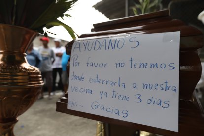 La comunidad pedía que alguna autoridad asista para darle sepultura a Alexandra. Con el paso de los días es más fuerte el olor a descomposición. Al final ayudó la Cruz Roja.