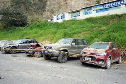 Siete vehículos fueron afectados por el deslizamiento de tierra.