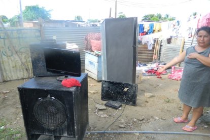 Maricela Loor muestra los electrodomésticos que se le dañaron.