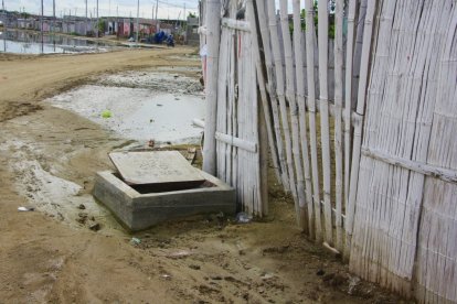 Las tapas de unas alcantarillas están removidas y eso aumenta el problema.